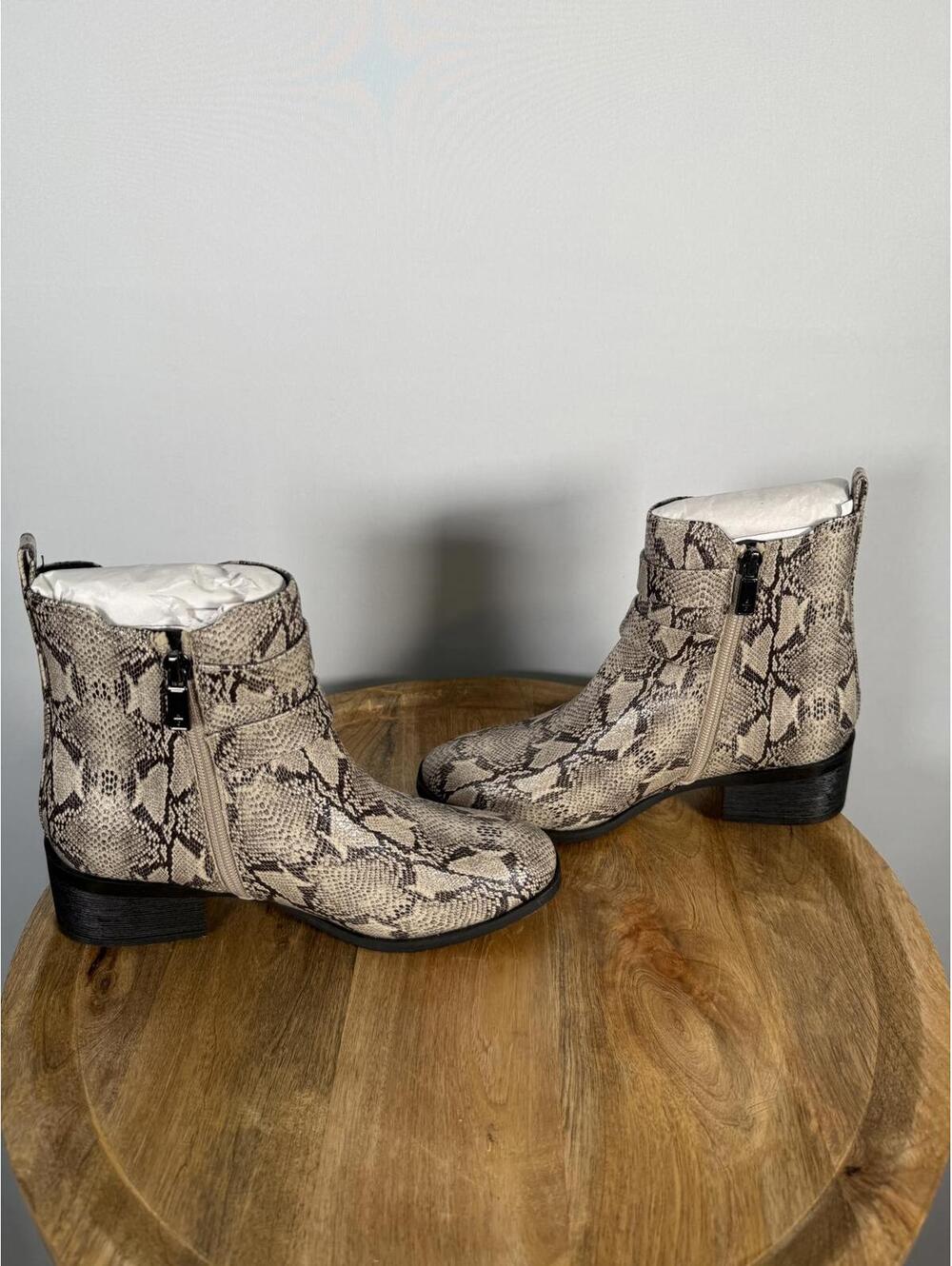 NWB Kenneth Cole Reaction Salt Biker Jewel Chelsea Boots Women's Size 5.5 - Picture 7 of 8
